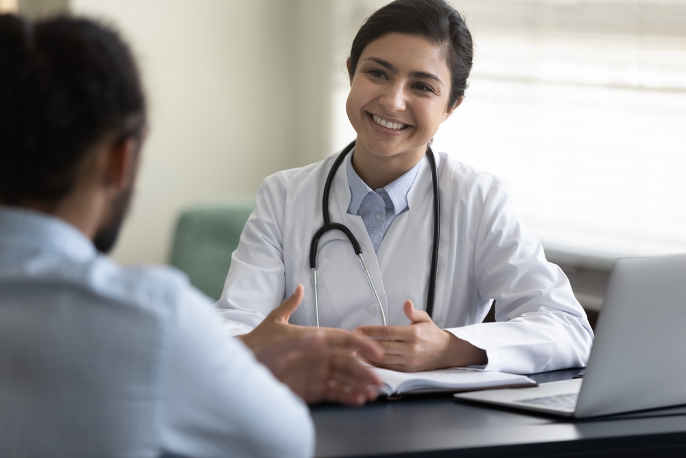 Eine Ärztin, die mit einem Patienten spricht.