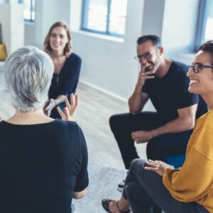 Eine Gruppe von Menschen, die im Gespräch sind.