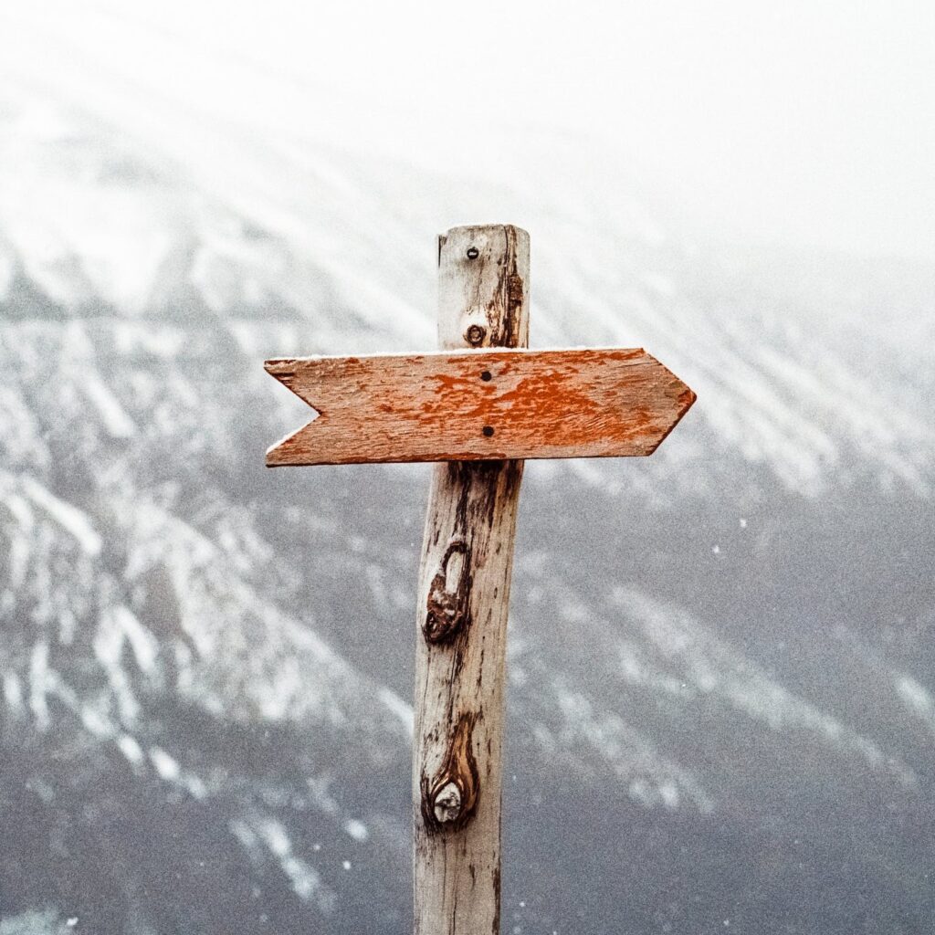 Ein Wegschild aus Holz.