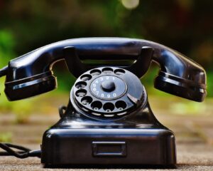 Telefon Ein altes Drehscheibentelefon.