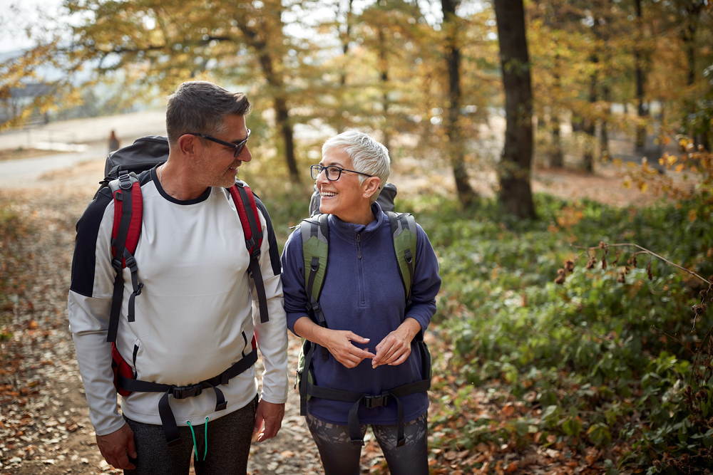 Ein Mann und eine Frau beim Wandern im Wald.